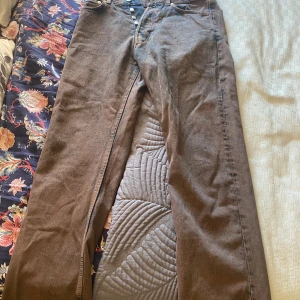 Weekday Jeans med cut - Nästan oanvända och dessa hittar man ingenstans längre. Bra skick och fraktas direkt