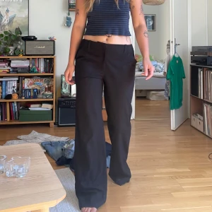 Svarta kostymbyxor med smala ränder - pinstripe kostymbyxor! perfekt fit å långa, skick som nya :* jag är 165 cm å en S🌙 Mått: 35 cm midja tvärs över, 83 cm byxlängd