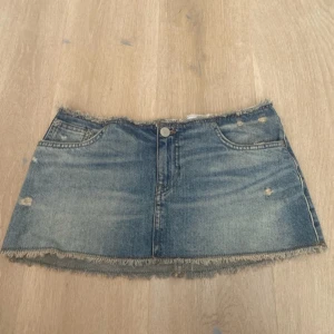 Jeanskjol  - Säljer denna superfina jeanskjol från pull&bear. Har ändast användt nån gång då den är för stor. 