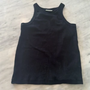 Linne svart  ( från Kappahl ) - Svart ribbat linne, Märke : Kaphall 