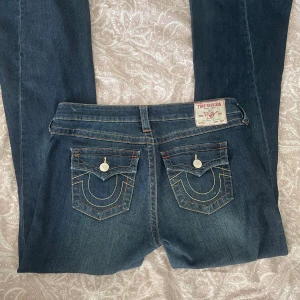 True Religion jeans - Bootcut lowrised jeans köpa från  ”best of brands ” Nästan alldeles nya har endast använts 2-3 gånger. Är i storlek w29 Säljer de pågrund av att de är för stora .  Jag är 170 och de är för långa för mig Möts gärna up! Kan även tänka mig att byta ngt 