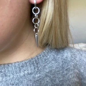 Örhängen  - Jag har gjort egna örhängen som jag säljer, dem är inte äkta och själva örhänget följer inte med bara de ni ser på bild 2,3. De är enkelt att sätta på ett vanligt ringörhänge. (Jag förklarar bättre vid behov)