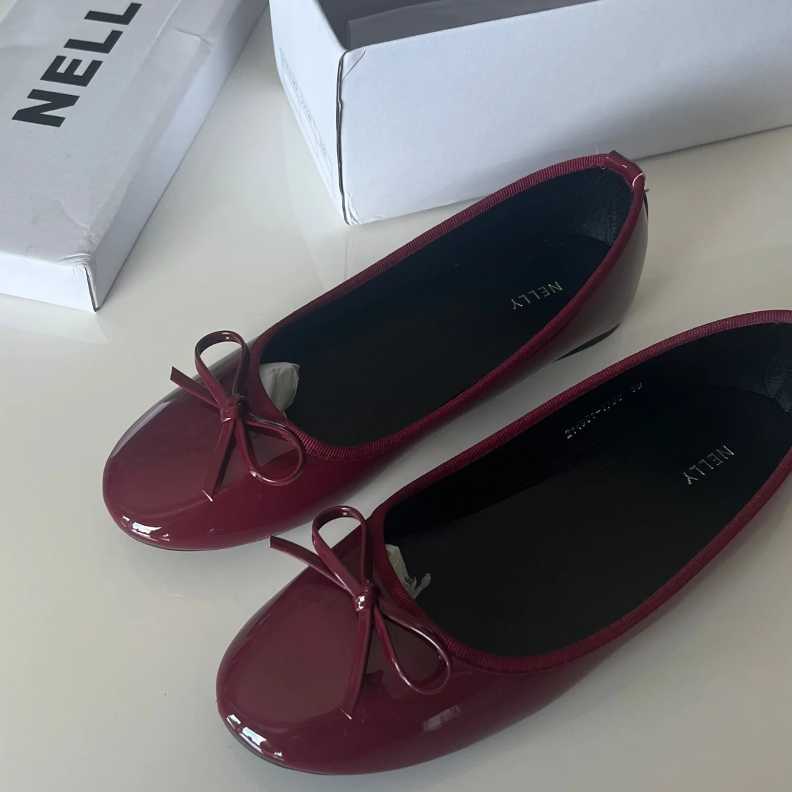 Vinröda ballerinaskor (nelly) 