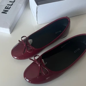 Vinröda ballerinaskor (nelly)  - Hej, jag säljer helt nya, oanvända ballerinaskor ifrån Nelly.  Helt slutsålda på nätet. Dessa är i storlek 38.  Säljer då dom var försmå ☺️ 