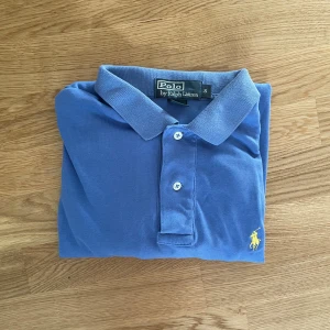 Ralph lauren piké - Hej! Jag säljer en blå Ralph lauren piké för bara 219 kr!!  Den är i superbra skick, inga defekter. Storlek S men passar nog M med! (Be om mått). Består av % bomull och är jätteskön att ha på sig! Bara fråga på och be gärna om fler bilder! Mvh Carl!