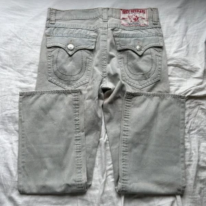 Färgade teuey - Skitcoola färgade baggy trueys i storlek 40. midja är 51cm och innerben 81cm