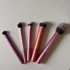 Set med sminkborstar och en Makeup Mekka borste - Säljer ett set med fem sminkborstar från Real Techniques (de tre borstarna i mitten har aldrig använts, de två längst ut har endast använts cs 3 gånger) och en separat borste från Makeup Mekka (aldrig använd). Alla borstar är nytvättade. Säljer då de inte kommer till användning. 
