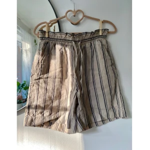 Randiga linneshorts nyskick - Säljer dessa superfina oanvända linneshorts från Cubus. Stl: XS.  De är krämvita med svarta ränder och knytdetalj. Originalpris: 299 kr, men säljer för mycket billigare då jag vill att de ska komma till användning💛 Skriv om du du frågor ✨