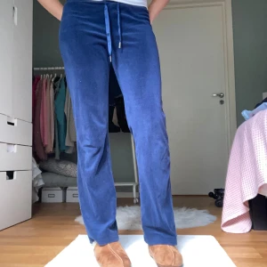 Marinblåa velour byxor från Gina tricot  - Marinblåa velour byxor från Gina tricot i storlek xs. De är k polyester och bra sick förutom att de är lite håriga. Lite korta på mig som är 170. 