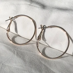 Hoops - Klassiska örhängen i roseguld. Storlek ca 3cm. Vikt ca 3g.