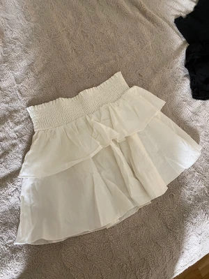 Volangkjol - Säljer en vit volangkjol från shein, endast provad då den var för liten för mig🤍