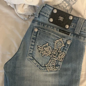 MissMe Jeans - Super fina MissMe jeans, dem används inte längre, jag är 165 och dem är På gränsen till för korta men funkar, jag har sprätt upp dem där nere! Innerbenslångd 70cm, midjemått rakt över 40cm