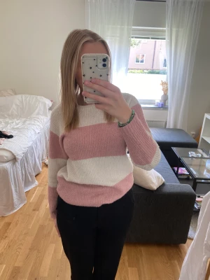 Stickad tröja - Jättefin och mysig stickad tröja som tyvärr inte kommer till användning. Köpt på lager157 barnavdelning men storleken passar mig som har S/M vanligtvis🩷