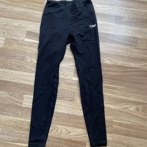 ICIW träningsbyxor - ICIW tränningsbyxor i bra skick, säljs för de har blivit för små. Skriv gärna om ni har några funderingar!💕