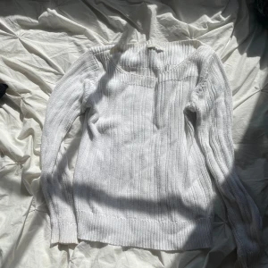 Vit stickaf - Stickad vit tröja med snygg urringning storlek M men passar även S