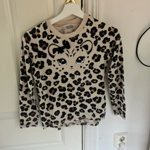 Stickad leopard tröja - Fin tröja i bra skick 