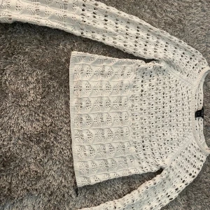Stickad tröja  - Hej! Säljer min fina stickade tröja från Lindex nu då jag inte använder längre. Inga skador eller defekter bara lite skrynklig!🩷 köptes för 400kr ny i början av sommaren.