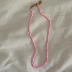 Halsband  - Jätte fint och unikt rosa halsband med kedja där bak