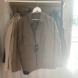 John Henric höst/vår jacka  - Fick hem denna snygga och sköna overshirt/vårjacka idag men tyvärr var den lite för stor för mig. Helt ny och alla taggar är fortfarande kvar. Köpt för 1599kr
