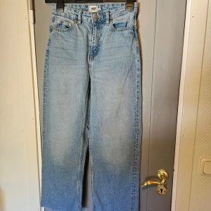 Ljusblå jeans från KappAhl - Säljer ett par ljusblå jeans från lager157 i Lane modellen. De är högmidjade och har en straight fit. använda max 3 gånger. hittar ingen storlek men borde vara XS/S
