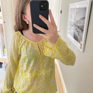 Söt blus - Gullig blus ifrån Veromoda i bra skick förutom ett litet hål (se bild 5) 💕💕