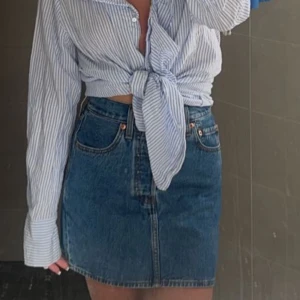 Levis jeans  kjol  - Säljer min fina Levis kjol som är köpt för 699kr  