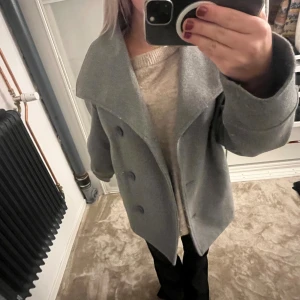 Kappa - Säljer min sååå fina kappa!!🩷 Passar perfekt nu till hösten och funkar supeeer på vintern också!!💗 Den är nästan som ny då knappt använd och utan några defekter!!💝