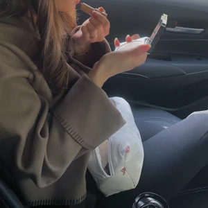 Cardigan/jacka - Fin vårjacka eller cardigan i brun storlek xs. Den är sparsamt använd och i nyskick😊 