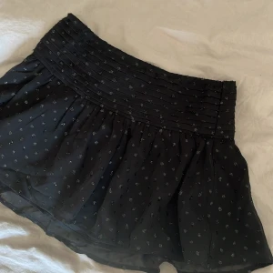 kjol - Säljer denna jätte fina kjolen. den är använd ungefär 3 gånger. 