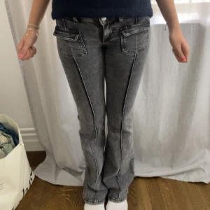 Grå lågmidjade jeans🥰 - Jeansen är från Nelly men är omsydda till ännu mer lågmidjat, storleken står inte men dom sitter som XXS💗 säljer pga att de är för små❣️