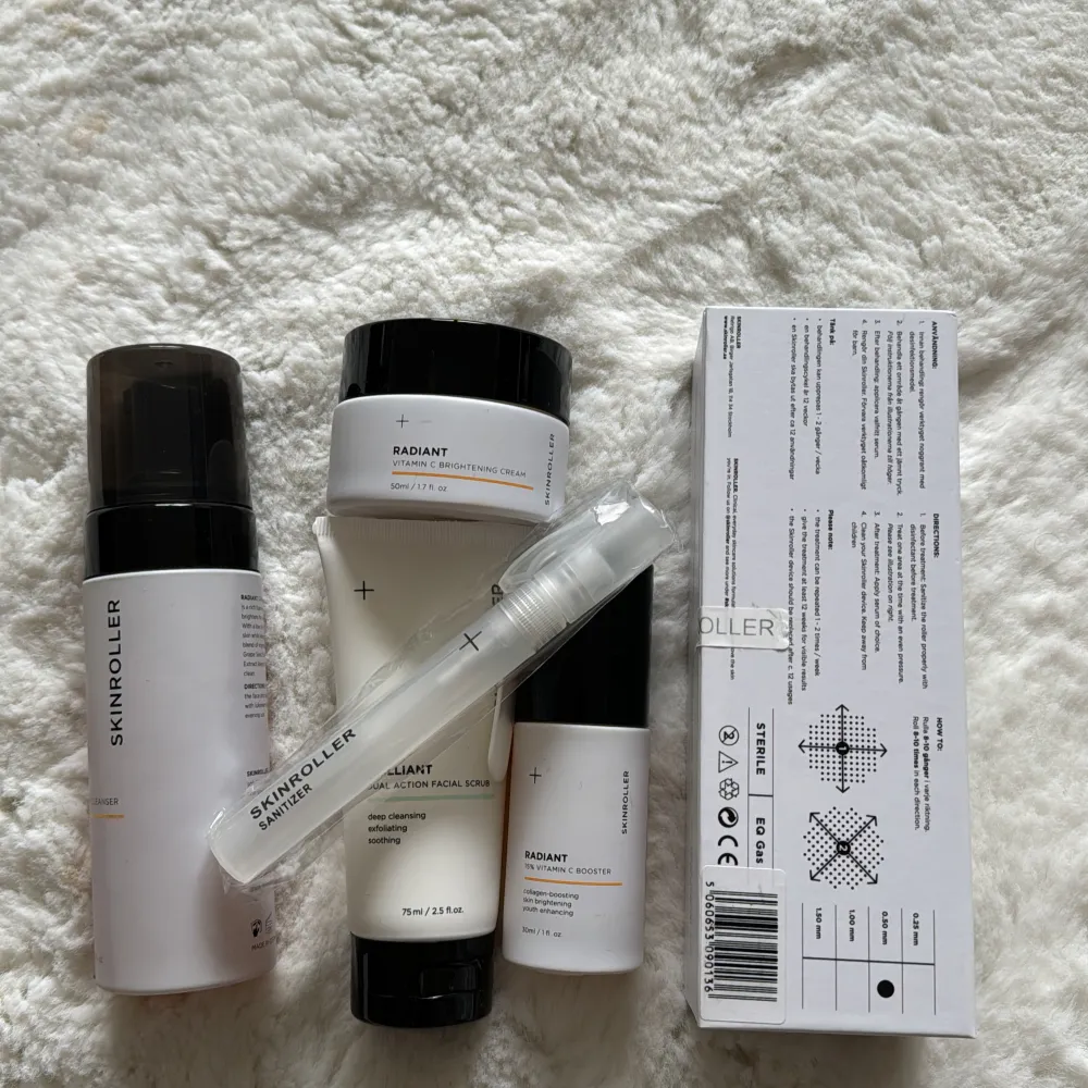 Säljer ett set med hudvårdsprodukter från Skinroller. Setet innehåller en Radiant Foaming Cleanser (150ml), en Brilliant Daily Activation Cream (75ml), en Radiant Brightening Serum (30ml), och en Skinroller Microneedling Therapy Kit. Perfekt för en komplett hudvårdsrutin!. Skönhet.