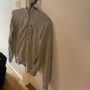 Sail racing  - Säljer min tröja har ett litet märke vid fickan men sys inte ens 