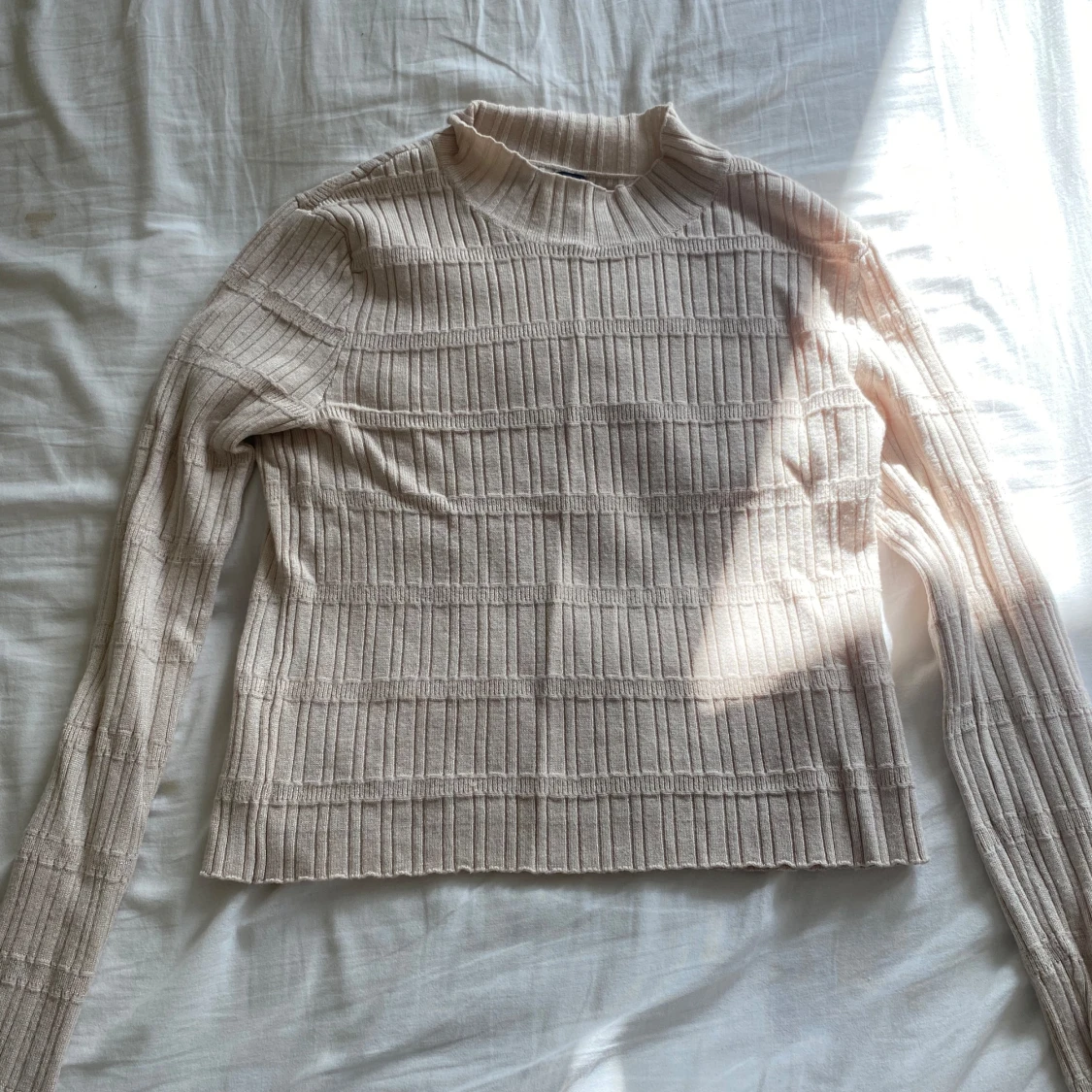 Beige ribbad tröja