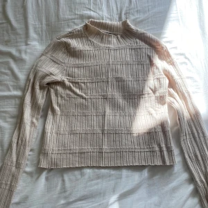 Beige ribbad tröja - Säljer en superfin beige ribbad tröja i storlek xs passar även s. Tröjan är i nyskick och väldigt bekväm att ha på sig. Passar både till vardags och fest. 🌟