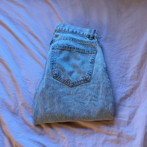 Ljusblå jeans - Säljer ett par ljusgråa jeans i bra skick. De är låg midjade och raka i modellen och har en klassisk femficksdesign. Perfekta för vardagsbruk och kan matchas med nästan vad som helst. Passar både till sneakers och kängor.