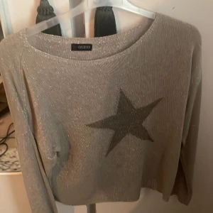 Guess kofta - En vintage GUESS tröja! Finns inga effekter💗 Har a haft på mig denna kofta en gång😊skriv om du undrar något💗💗