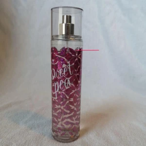 Sweet Pea Body Mist från Bath & Body Works - Säljer en söt och blommig body mist från Bath & Body Works med doften Sweet Pea. Flaskan är på 236ml. Röda strecket visar hur mycket som finns kvar i den :) ***Köpare står för frakt