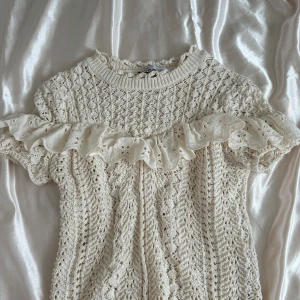 Zara tröja - Väldigt fin tröja från zara, bara använd fåtal gånger.  Säljs inte längre  Storlek L men den är väldigt liten i storlek, passar mig som vanligtvis bär S💖💖