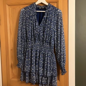 Fin zara klänning - Super fin klänning från zara, aldrig använd!