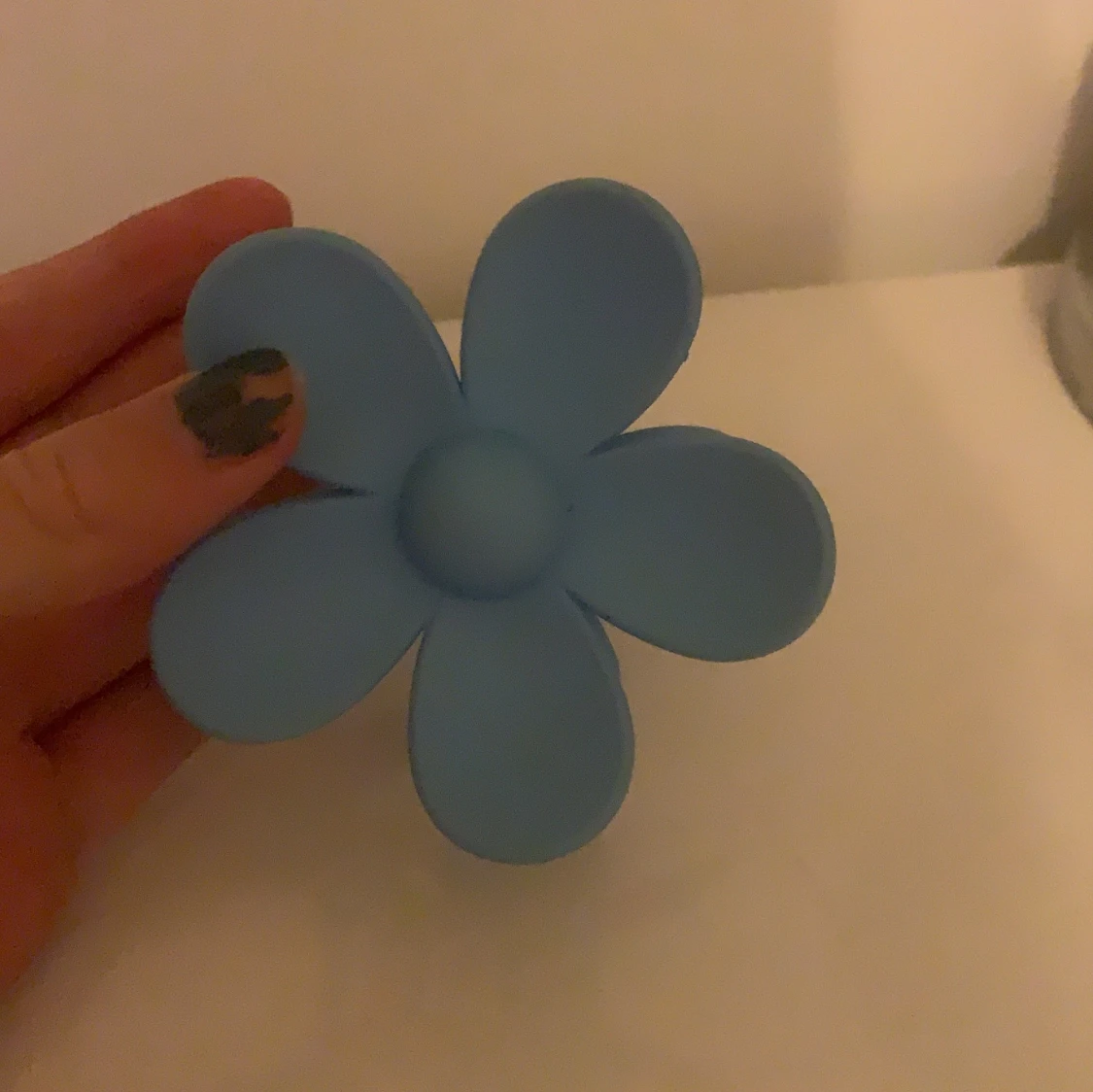 Blått blomformat smycke