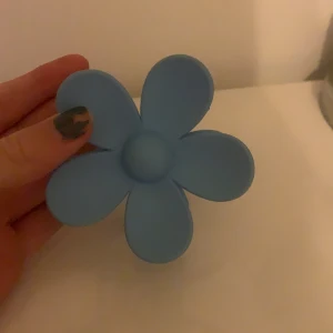 Blått blomformat smycke - Säljer ett supergulligt blått blomformat smycke. Perfekt för att piffa upp vilken outfit som helst! 🌸