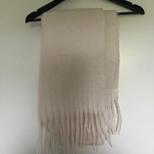 Halsduk - Så skön & fin cremefärgad halsduk!! Superbra skick 