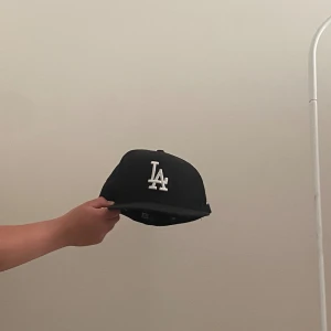 Fitted La keps  - Keps till salu, har en liten lim grej där bak vilket man ser på bild 4 derför billigt pris