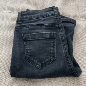 svarta jeans - snygga svarta jeans som tyvärr inte kommer till så mycket användning, skulle säga att de är midwaist men är fortfarande skitsnygga