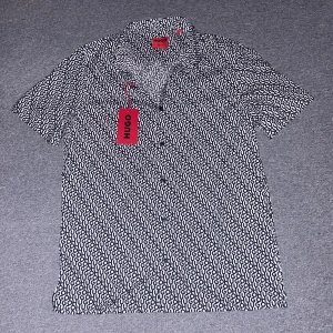 Hugo skjorta - En Hugo skjorta som ej har kommit till användning och bara legat i garderoben. Den är köpt för 2 år sedan och är helt ny och oanvänd. Skjortan är köpt för 899kr. För mer bilder skriv!! Pris kan diskuteras!!