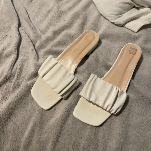 Jättefina sandaler - Kätte fina sandaler. Dom har aldrig blivit använda då dom är för små för mig. Dom är mindre i storleken så hade passat mer kanske 39/40