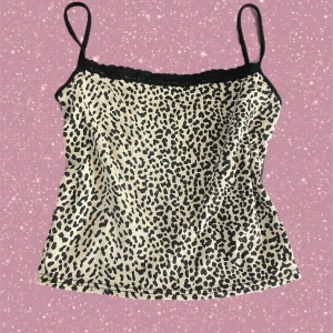Leopard topp - Jätte cute leopard topp💋Står ingen storlek men skulle säga att den sitter som S🫶🏼Läs min bio innan du kontaktar mig