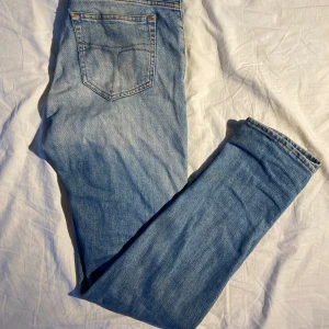 Tiger of Sweden jeans - Tiger of Sweden evolve i storlek 29:32 i färgen ljusblå condition 8/10 hör av er om ni vill ha fler bilder eller har några frågor!