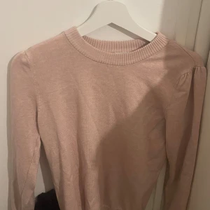 Rosa stickad tröja från Saint Tropez - Säljer en superfin rosa stickad tröja från Saint Tropez i storlek XS. Tröjan har långa ärmar och en rund halsringning med ribbade detaljer. Perfekt för höst och vinter, den är både mysig och stilren. Passar bra till både jeans och kjol!
