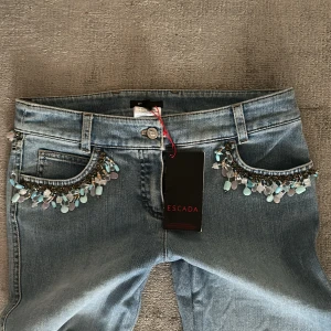 Lågmidjade bootcut jeans - Såå fina Ljusa lågmidjade jeans från escada, helt nya aldrig använda med prislapp kvar. Passar 34/36🤍